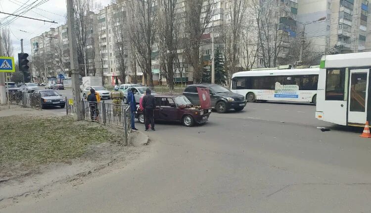 Курск хлопки сейчас. Авария на проспекте дружбы курск. дтп курск на проспект дружбы. дтп на дружбе в курске 2021.