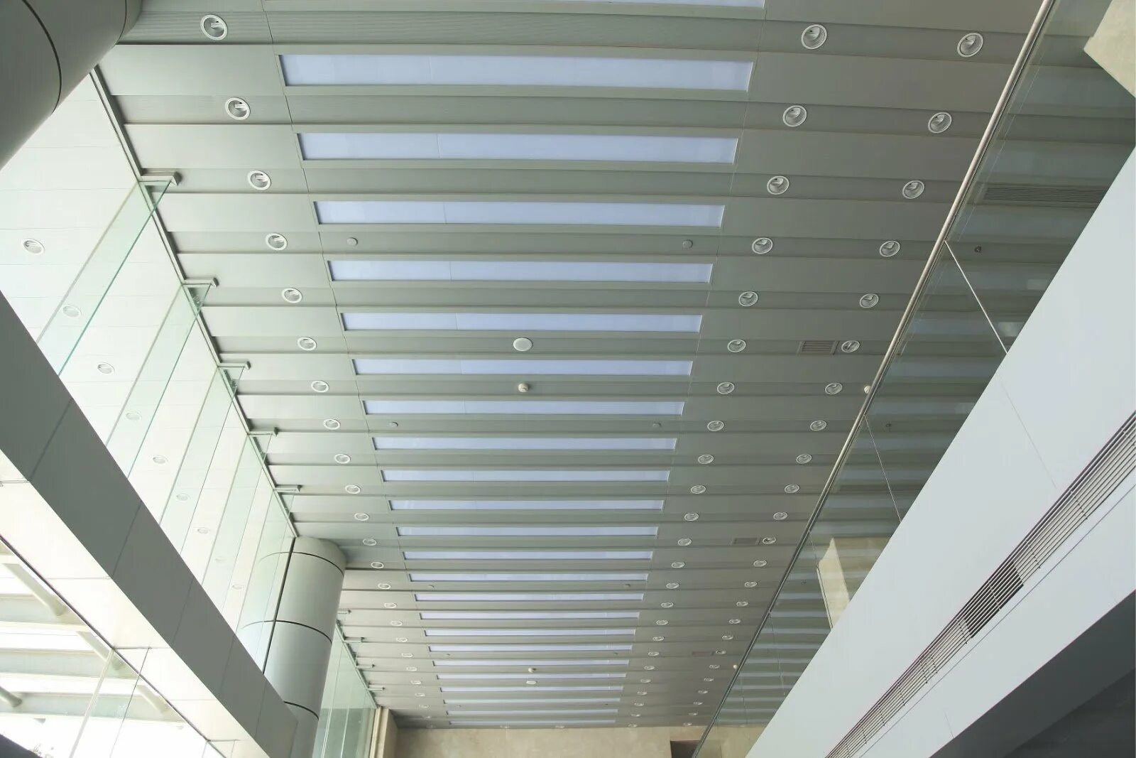 Алюминиевый подвесной потолок купить. Подвесной реечный потолок Албес. Реечный потолок Армстронг. Подвесной алюминиевый кассетный потолок 600х600 ("Албес" или аналог). Geipel реечный потолок.