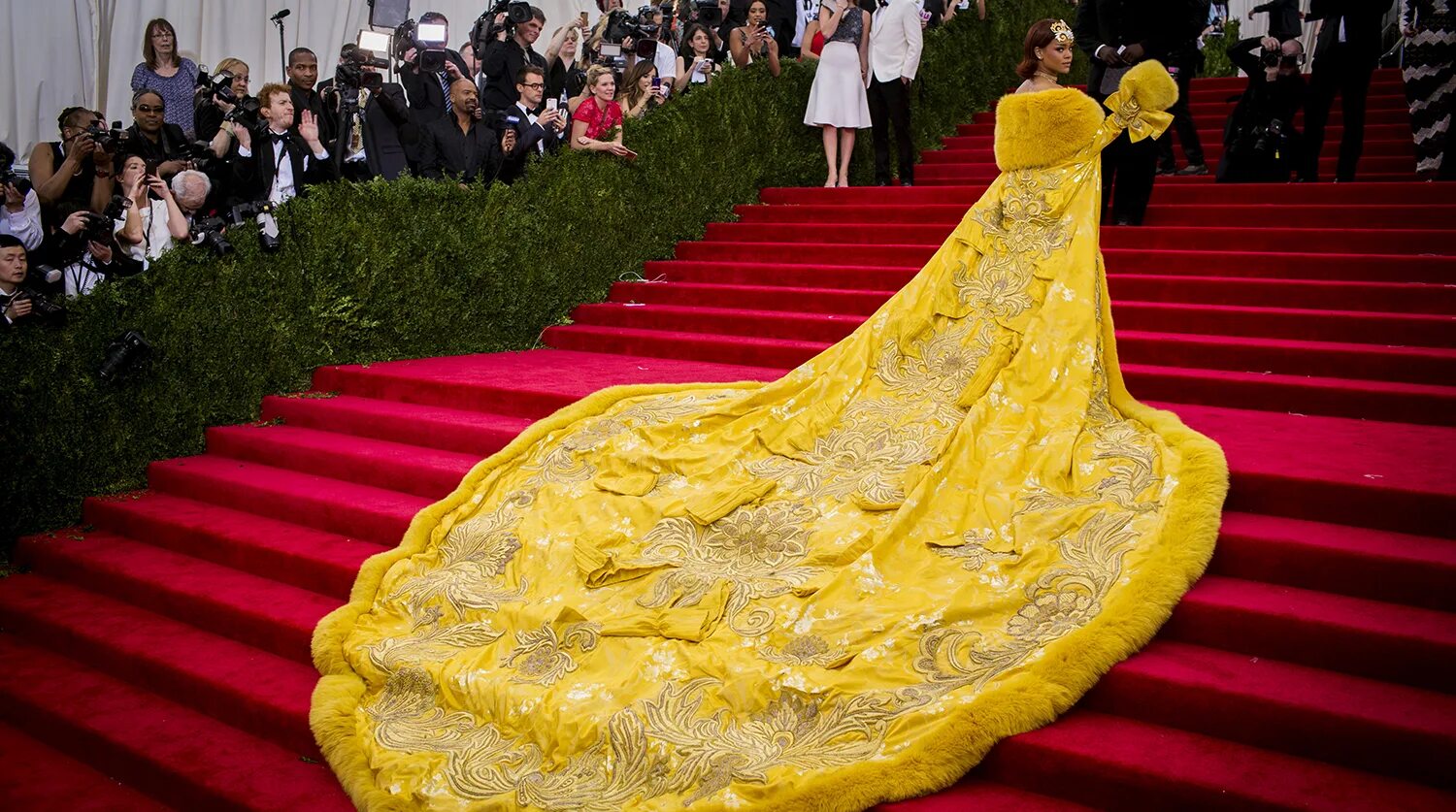 платья каннского фестиваля. на дорожке ковровой при полном. красная ковровая дорожка. красная дорожка. красная дорожка.