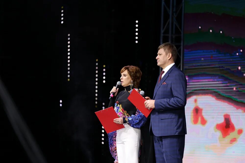 Торжественная вручение церемония. Гинзбург вручение премии. Торжественная вручение церемония. Вручение золотых медалей выпускникам 2017 моршанск. Сарапул.