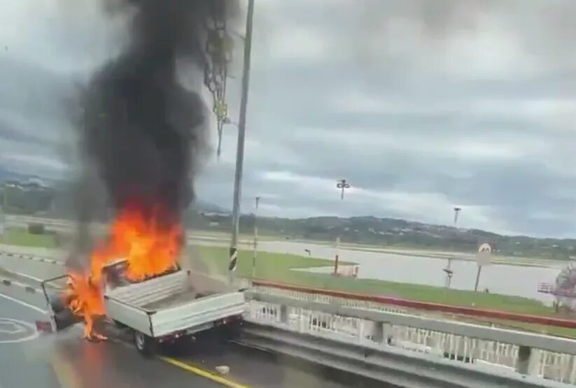 В сочи горит аэропорт. Пожар в аэропорту Сочи. Пожарная машина аэропорта. Аэропорт Адлер горит. Пожар в аэропорту Сочи сегодня.