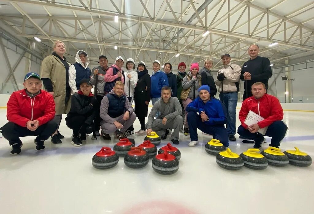 Hh тобольск. Дворец спорта кристалл тобольск. каток кристалл тобольск. тобольск соревнования. керлинг самара дворец спорта.