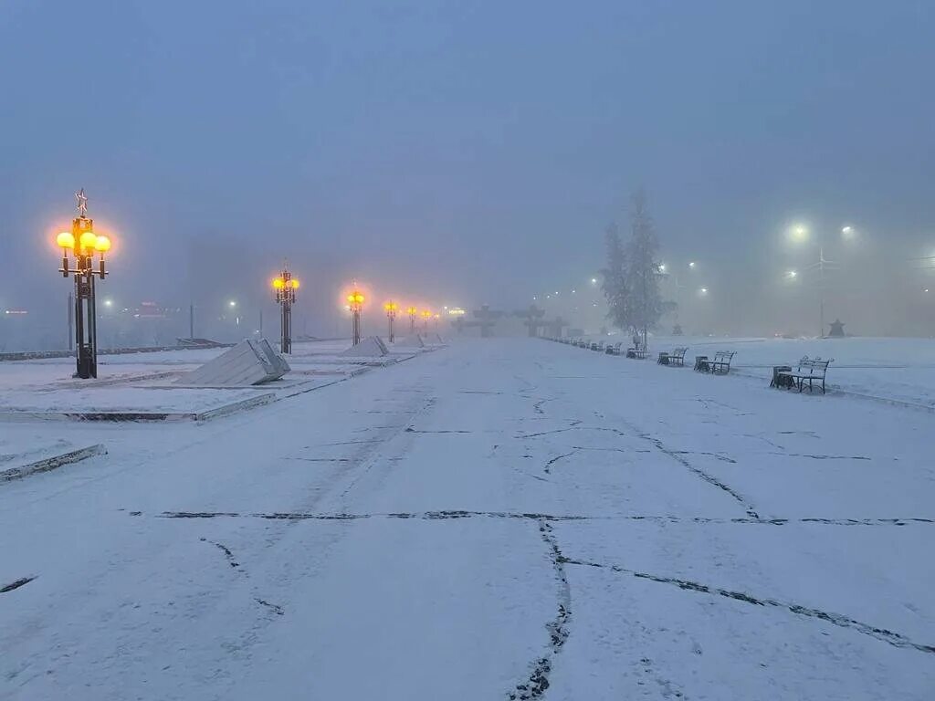 Сильные морозы в якутске. Якутск зима 2022. Якутск зимой туман. Зима в Якутии. Якутск зима.