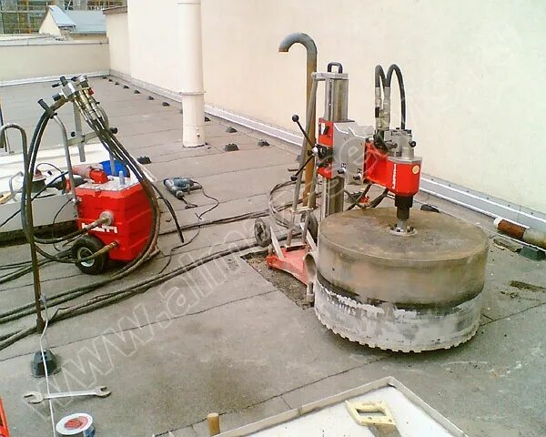 Ямобур tadano 620. Ковшебур 600мм. Бурение диаметром 600. Алмазное бурение диаметр 1000мм. Буровой снаряд 320 мм.