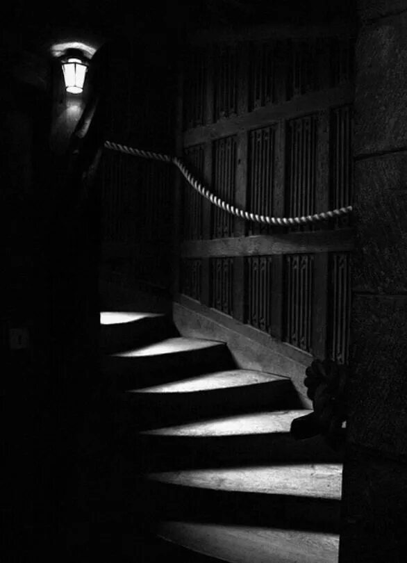 Creep around. Мрачный Нуар. Лестница Эстетика. Дом в темноте. Темная лестница.