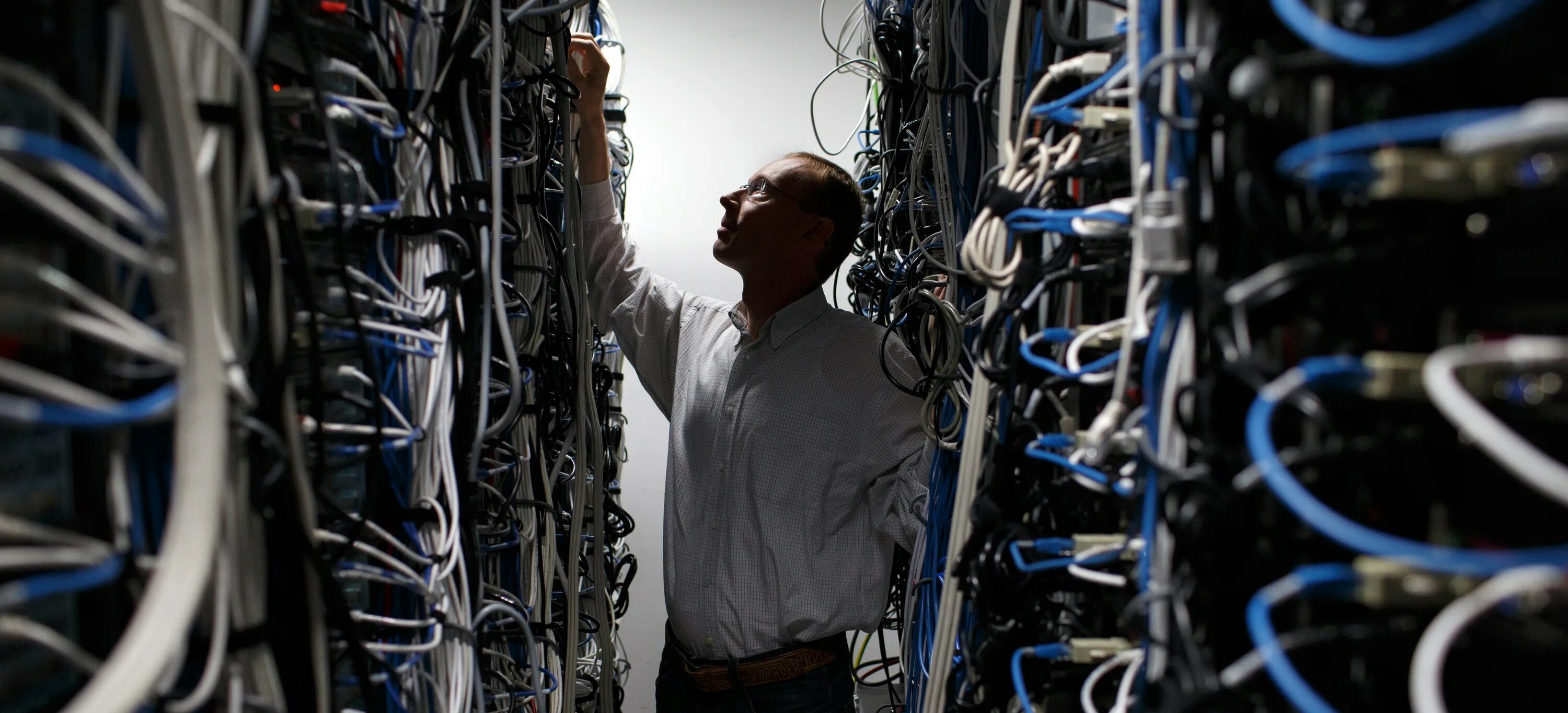 Сервер реальная жизнь. Инженер связи. Американские компьютерные компании. It гиганты. Инженер Связист.