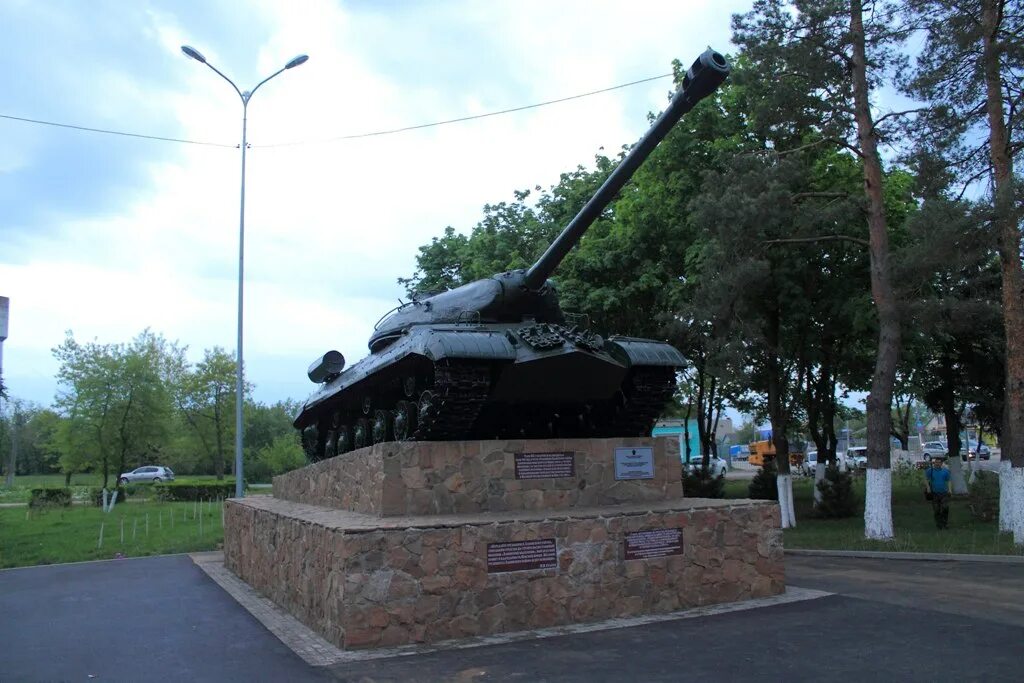 Г усть-лабинск краснодарский край. Усть-лабинск-лабинск. Памятник танку ис-3 площадь победы лабинск. Город усть лабинск. Город усть-лабинск краснодарский край.