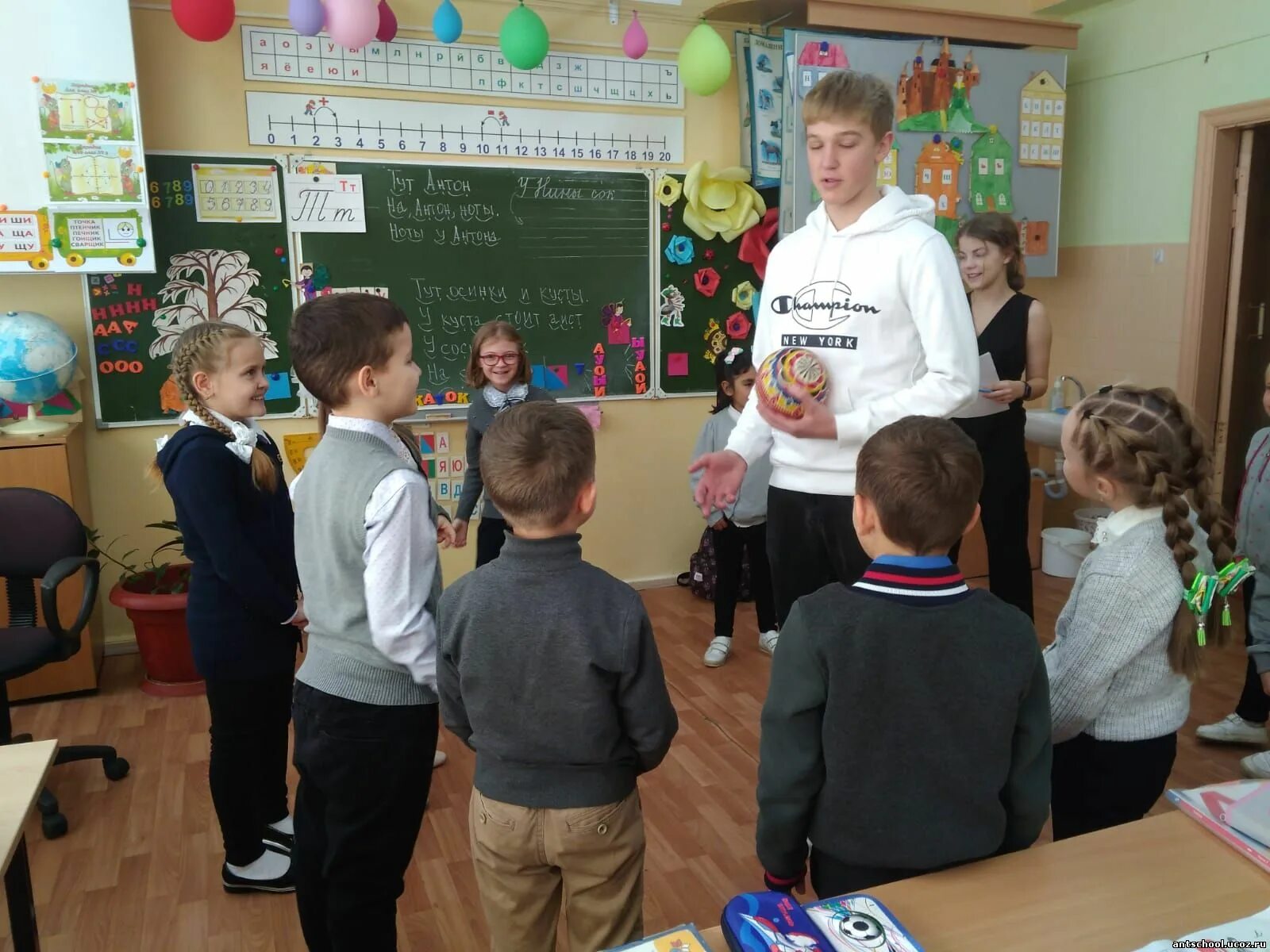 С какого класса начинается средняя школа. Школьники за партой. Японская школа для презентации. Школьники на уроке. Старшие школьники в школе.