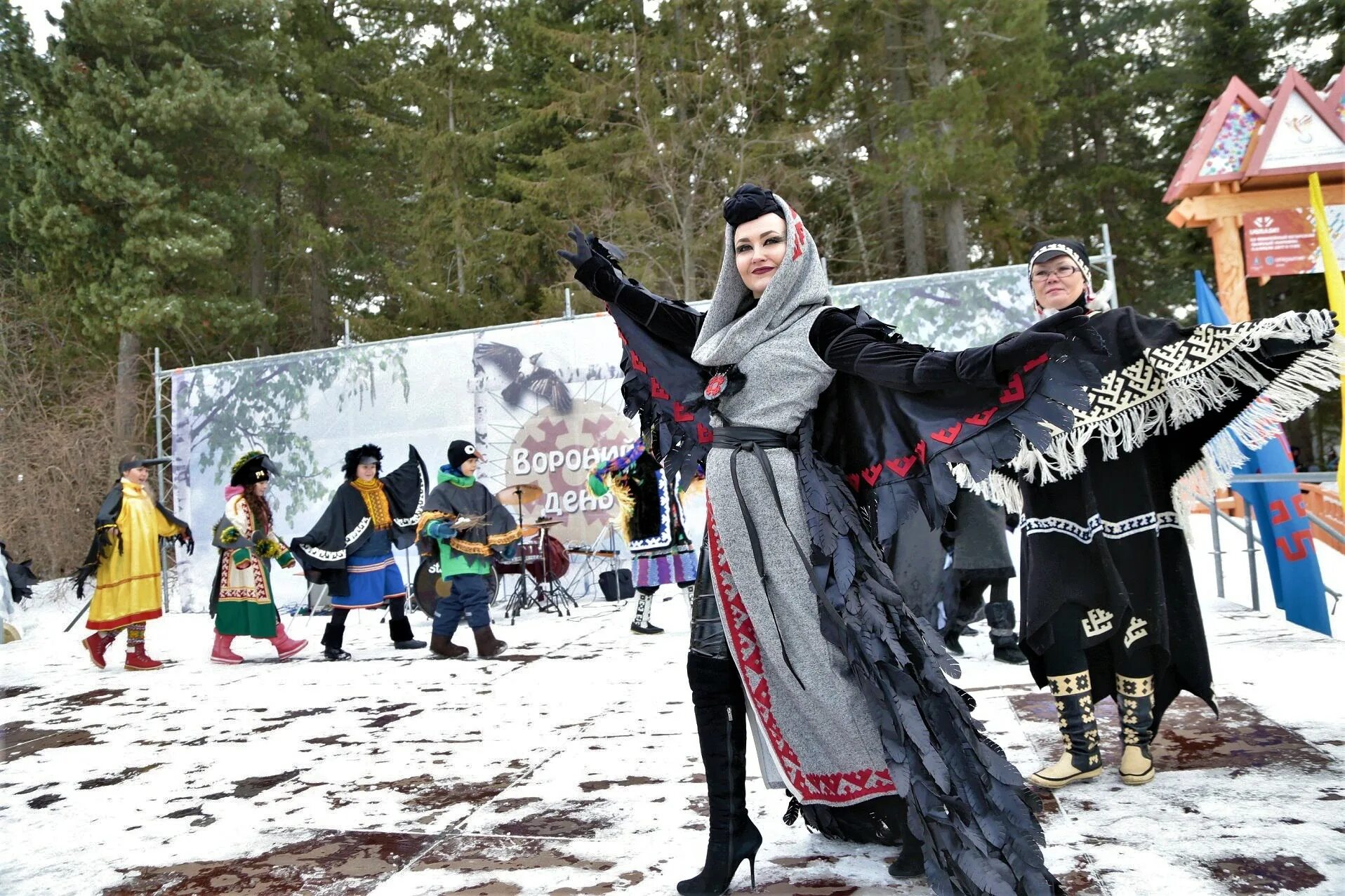 Вороний день праздник хантов. Ханты и манси Вороний день. Праздники народов Ханты и манси Вороний день. Вороний день праздник у народов севера. Манси праздник Вороний день.