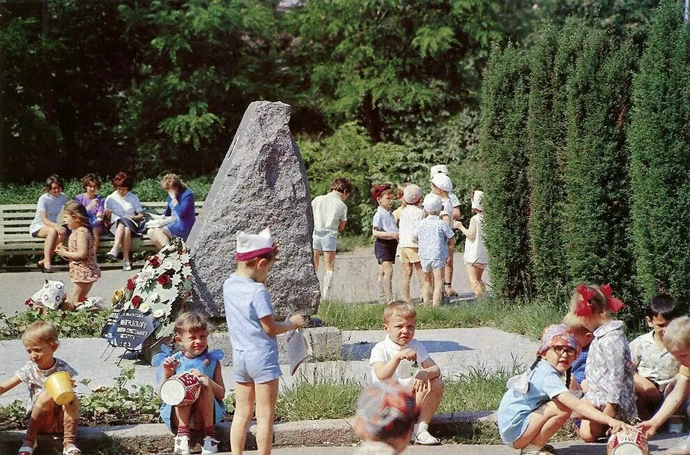 Парки советского времени. Волгоград 80-е. СССР Волгоград 1980. Советские парки. Парк в советское время.