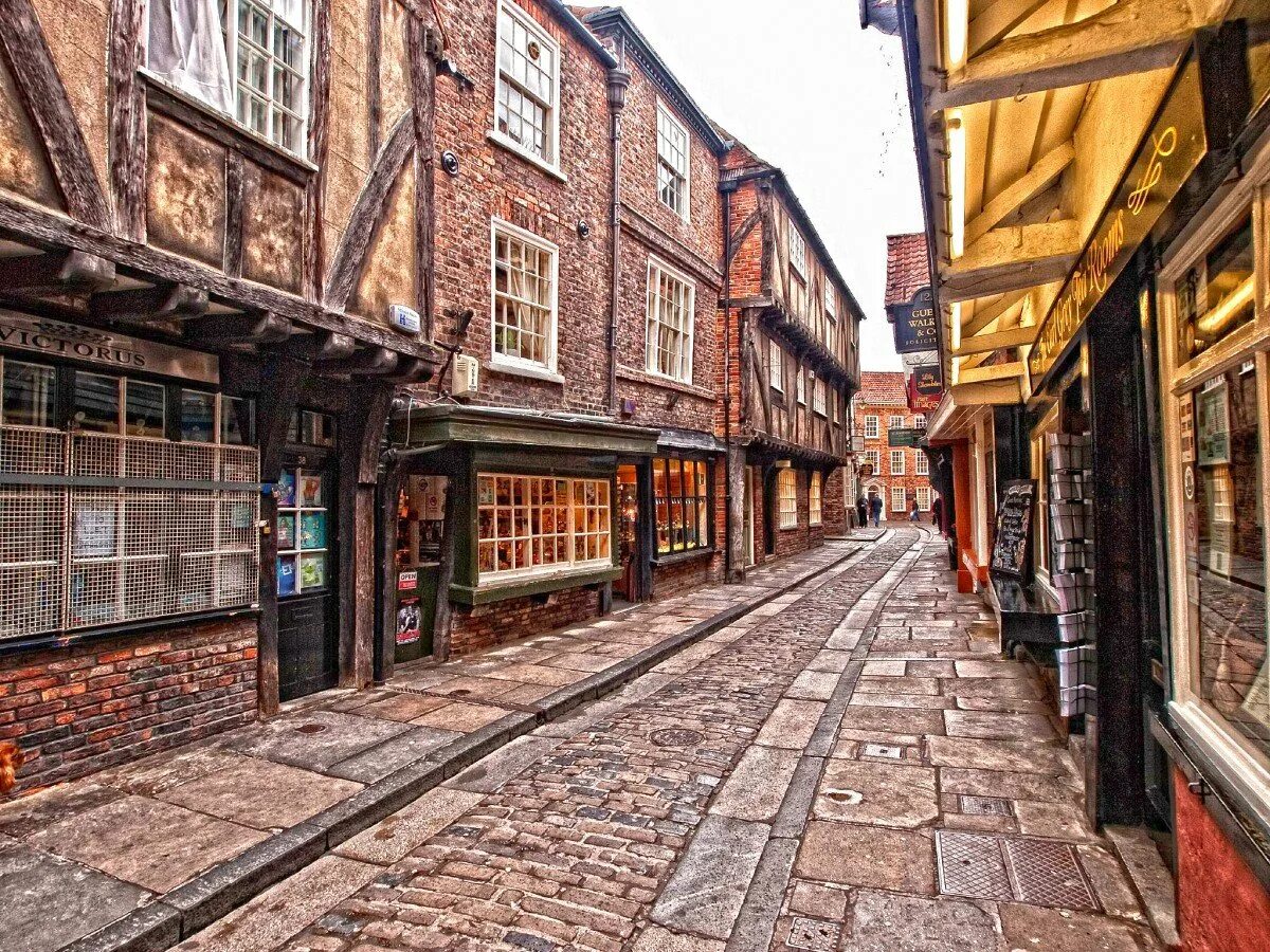 This old town. Улица Шемблз в Йорке. Улица Шемблз Англия. Йорк Англия старинные улочки. Улицы средневековой Англии.