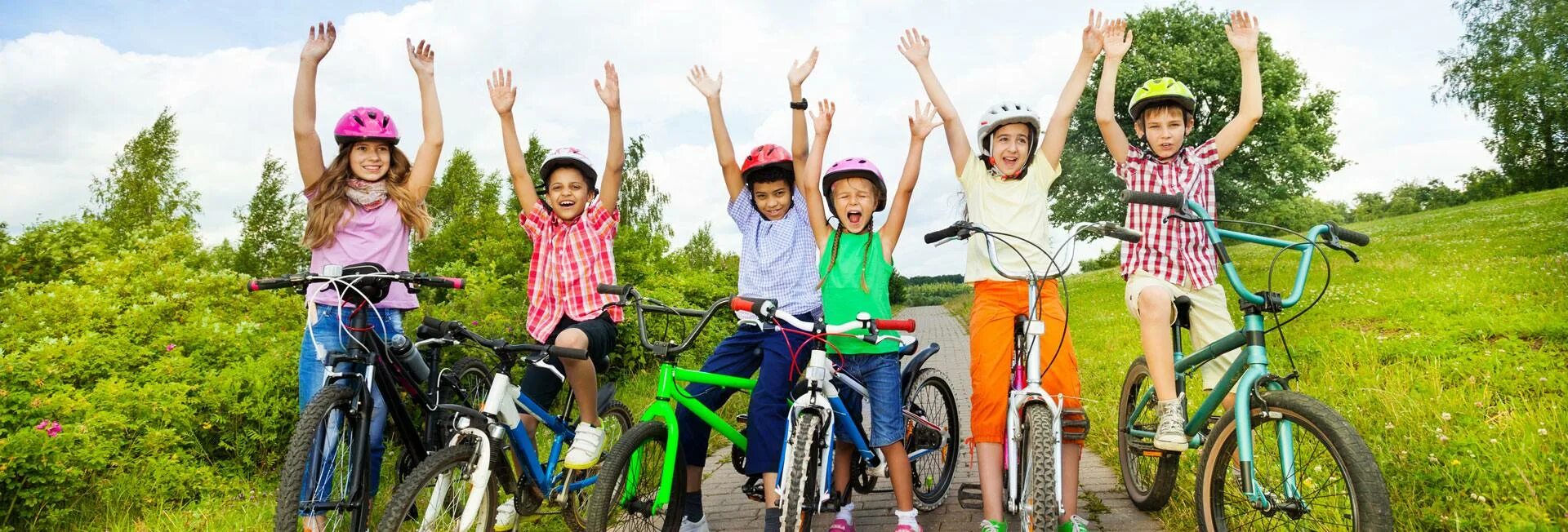 Летних каникул 2. Велик для детей. Дети с велосипедом. Лето дети велосипед. Дети на великах лето.