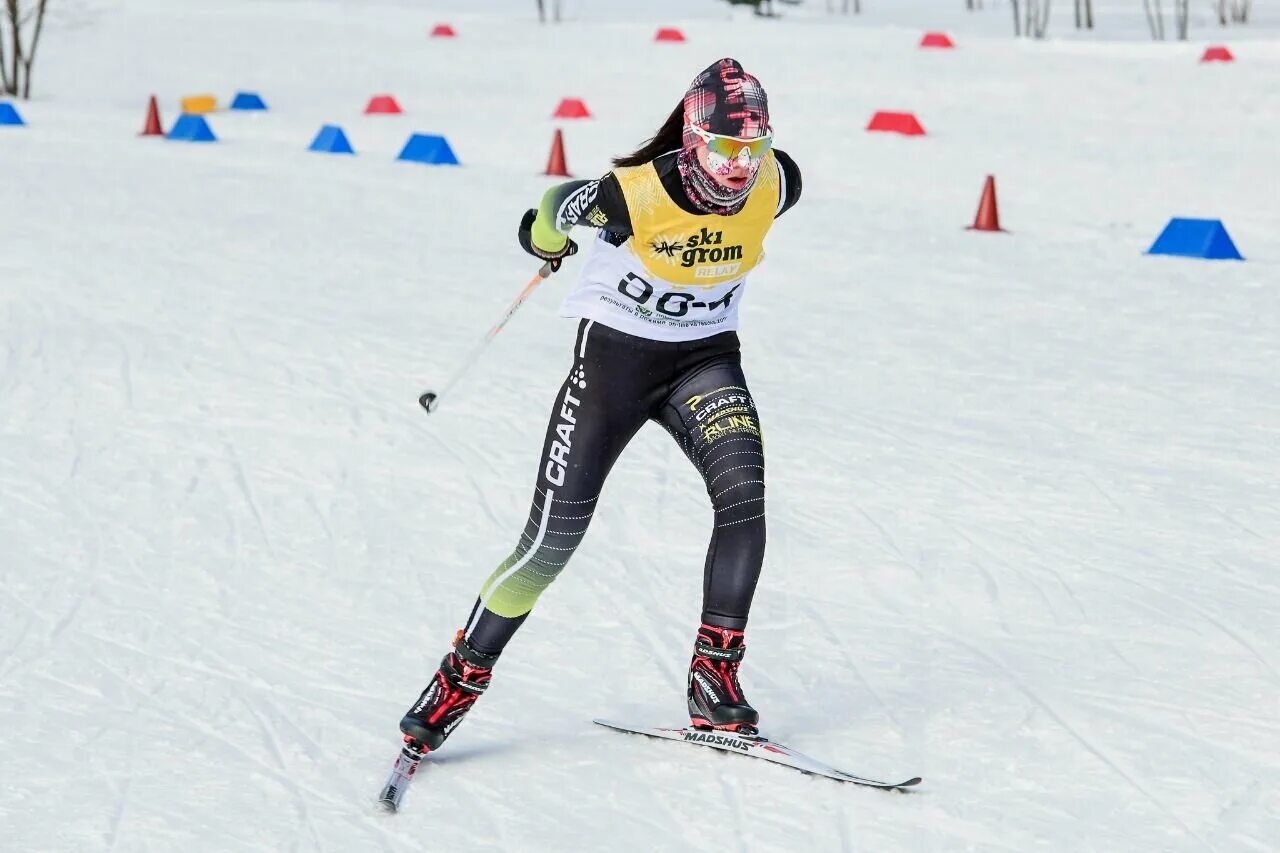 тренер лыжи. лыжник. трасса для беговых лыж. константин перевощиков биатлон. тренер по лыжам беговым.