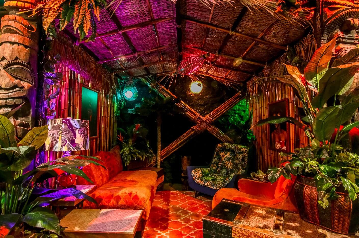 Тики кэт. Тики бар интерьер. Hawaiian tikibar. The Cheeky Tiki Wedding Lodge. Demremzede Tiki evlari.