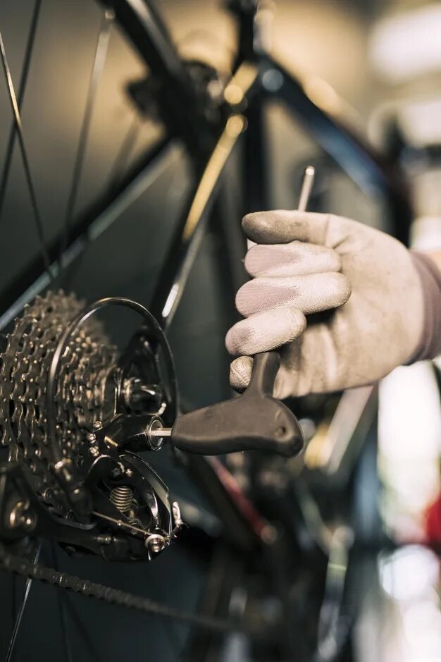 Bike mechanic. Чинит велосипед. Велоремонт велозапчасти. Веломастерская Bike service. Velo Repair service.