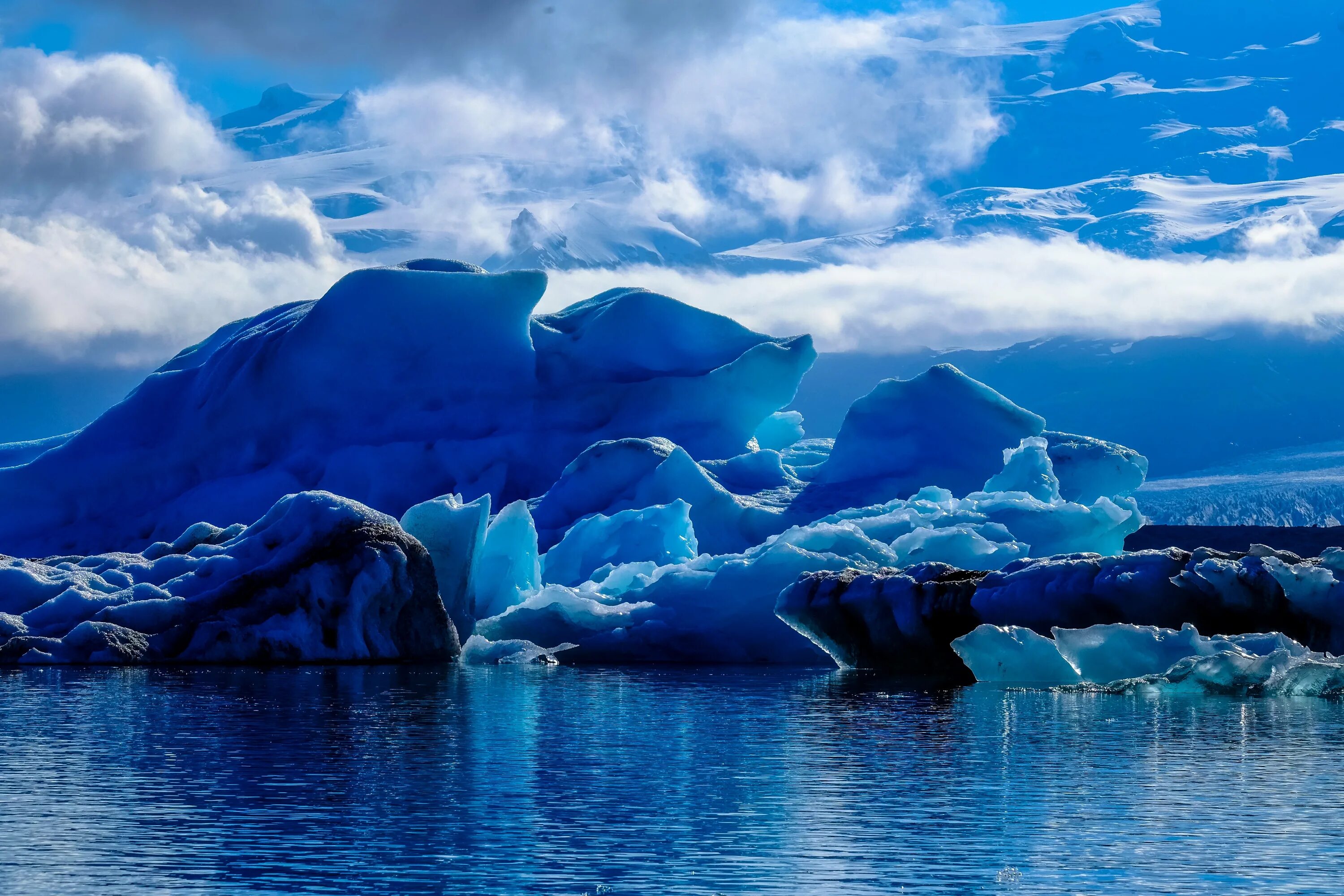 Большой остров покрытый льдами. Ледовитый океан Айсберг. Океан Северный Ледовитый океан. Айсберги Северного Ледовитого океана. Ледники Северного Ледовитого океана.
