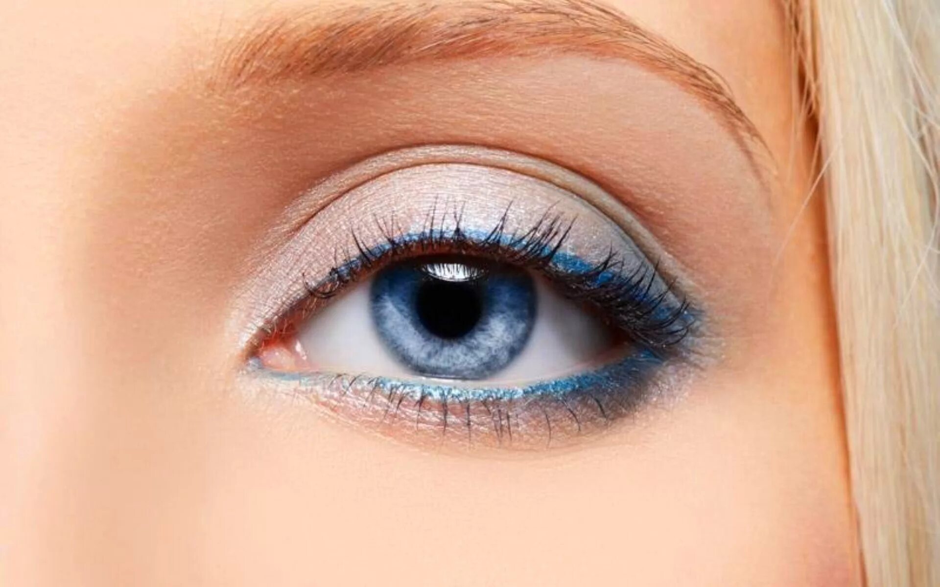 Серо голубоглазая. Макияж для голубых глаз. Макияж для серо-голубых глаз. Макияж с голубым карандашом для глаз. Красивые голубые глаза.