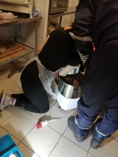 Застряла рука в ванне. Рука застряла в мясорубке. пекарня пенза застряла.