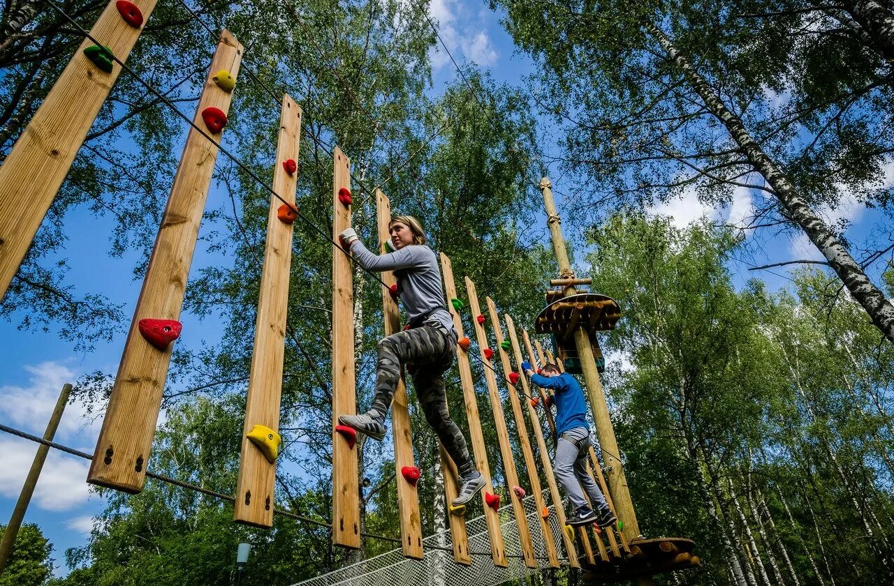 Большой веревочный парк. Пешки парк в Солнечногорске. Парк пешки Солнечногорский район веревочный парк. Верёвочный парк Солнечногорский район, деревня пешки.