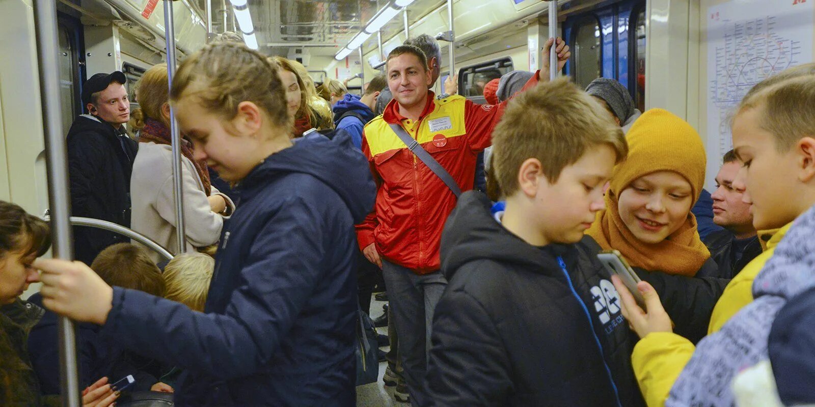 Метрополитен дети. Школьники в метро. Метро для детей. Пассажиры Московского метро. Московское метро для детей.