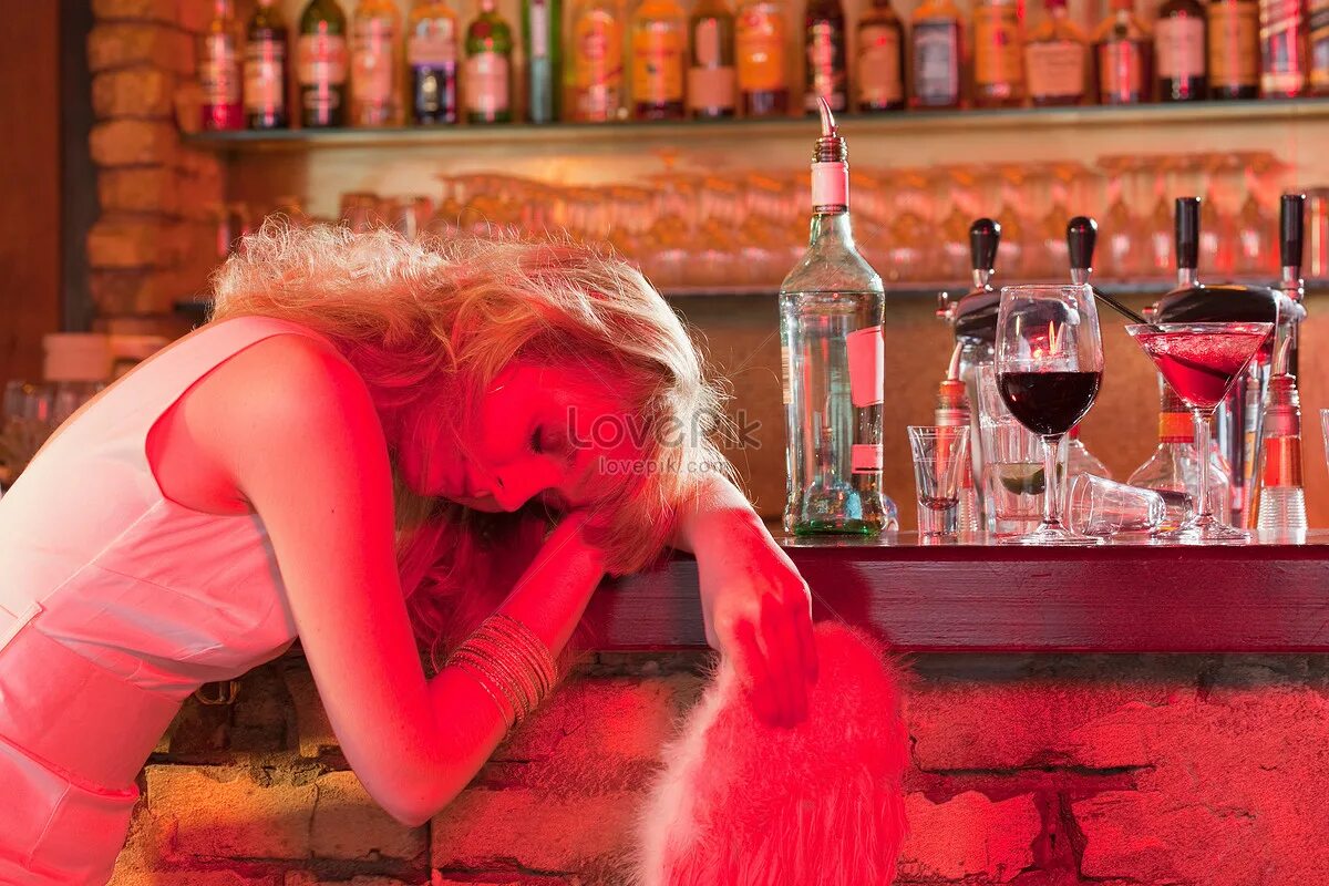 Пьяная женщина в баре. Пьяная женщина валяется. Девушка в подъезде. Спящие девушки в клубе. Пьяная женщина валяется на улице.