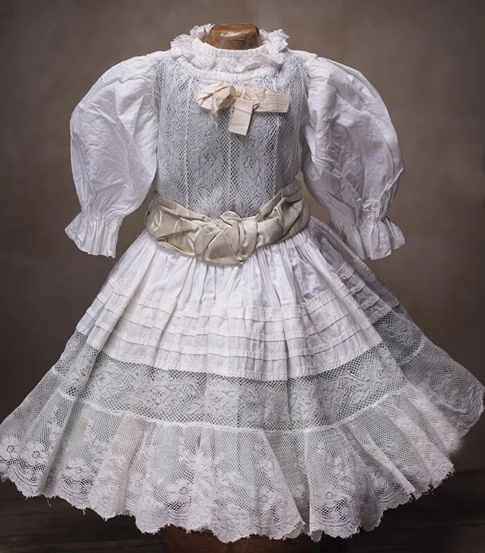 Платья под старину. Старинные платья. Винтажные детские платья. Винтажное детское платье. Платье для девочки в старинном стиле.