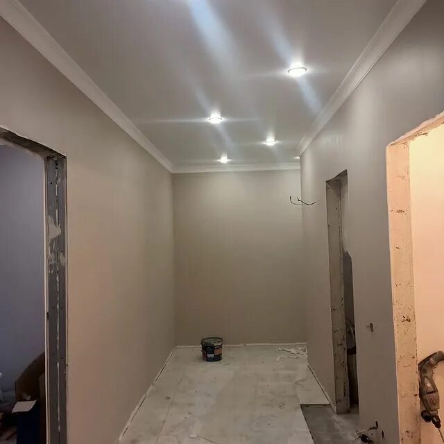 Потолок евроремонт для прикошкы. Какой ремонт краснодар. Ремонт людей краснодар. Ремонт краснодар. Квартиры от застройщика.