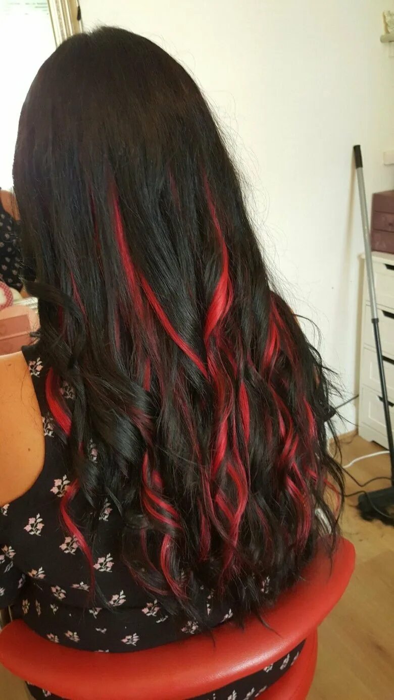 Фото волос черно красные. Чёрные волосы с красными прядями. Красные пряди на темных волосах. Пряди на черных волосах. Черные волосы с красными пряди ми.