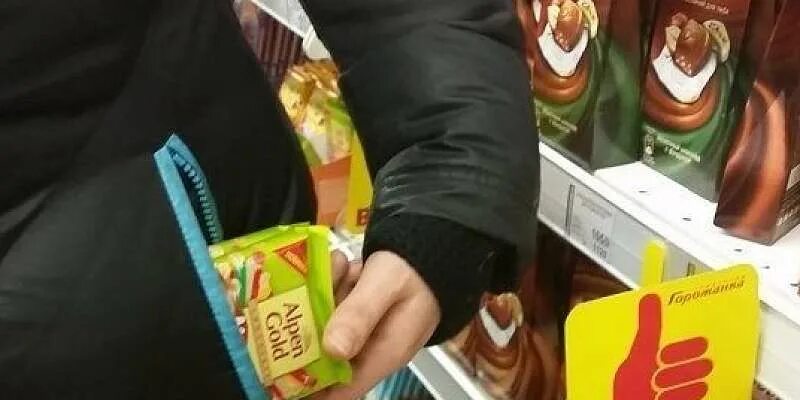 украл шоколадку в магазине. украл шоколад. мальчик украл шоколадку. воровать шоколадки. ворует конфеты в магазине.