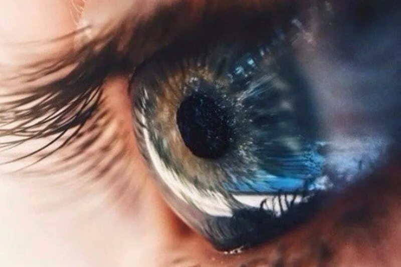 Видео зеркало души. Отражение человека в глазах. Глаза это отражение души человека. Душевный глаз. Отражение девушки в глазах.