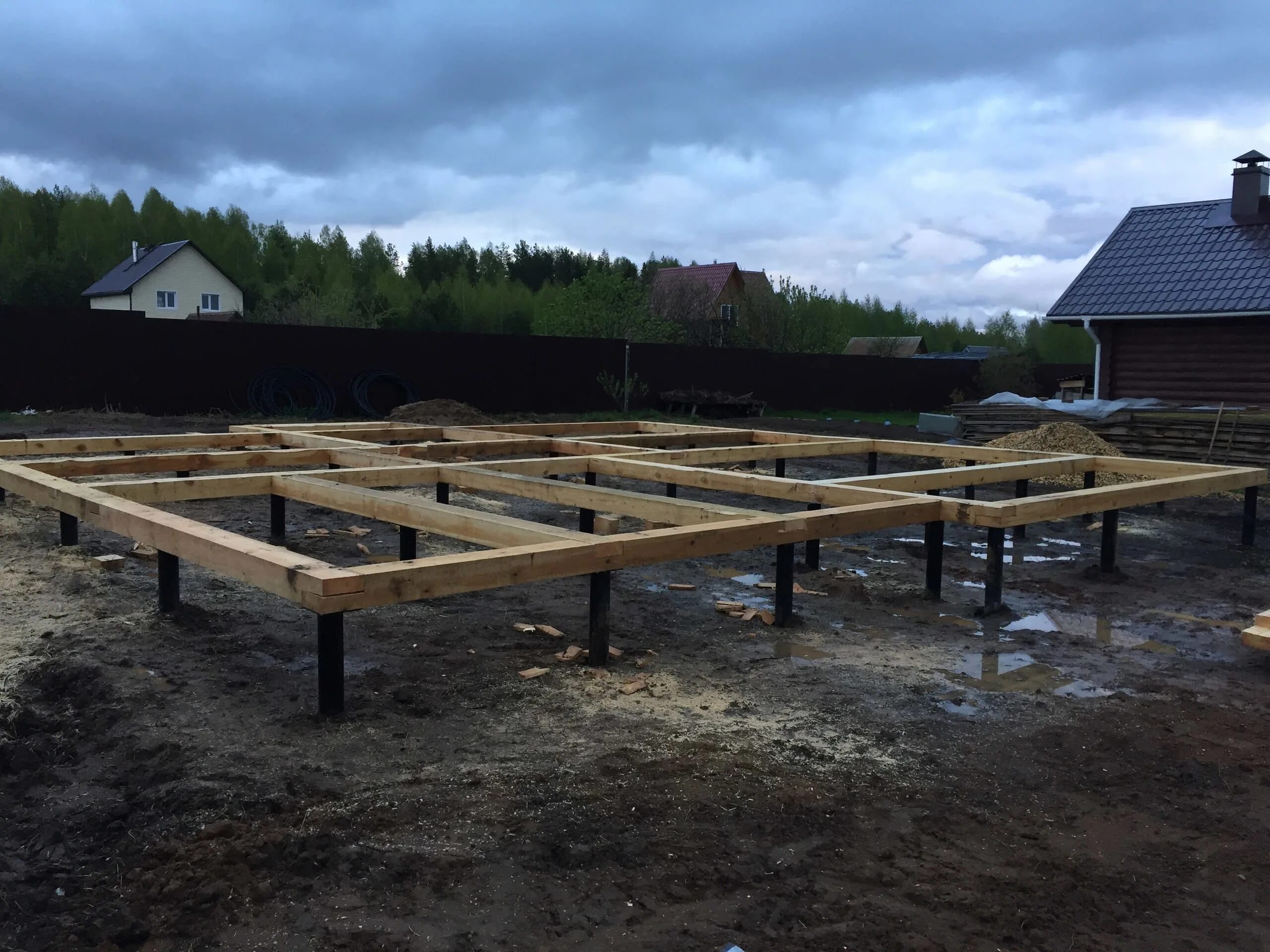 Фундамент на сваях. Фундамент на жб сваях. Фундамент сваевинтовой. Фундамент из винтовых свай. Винтовые сваи отзывы.