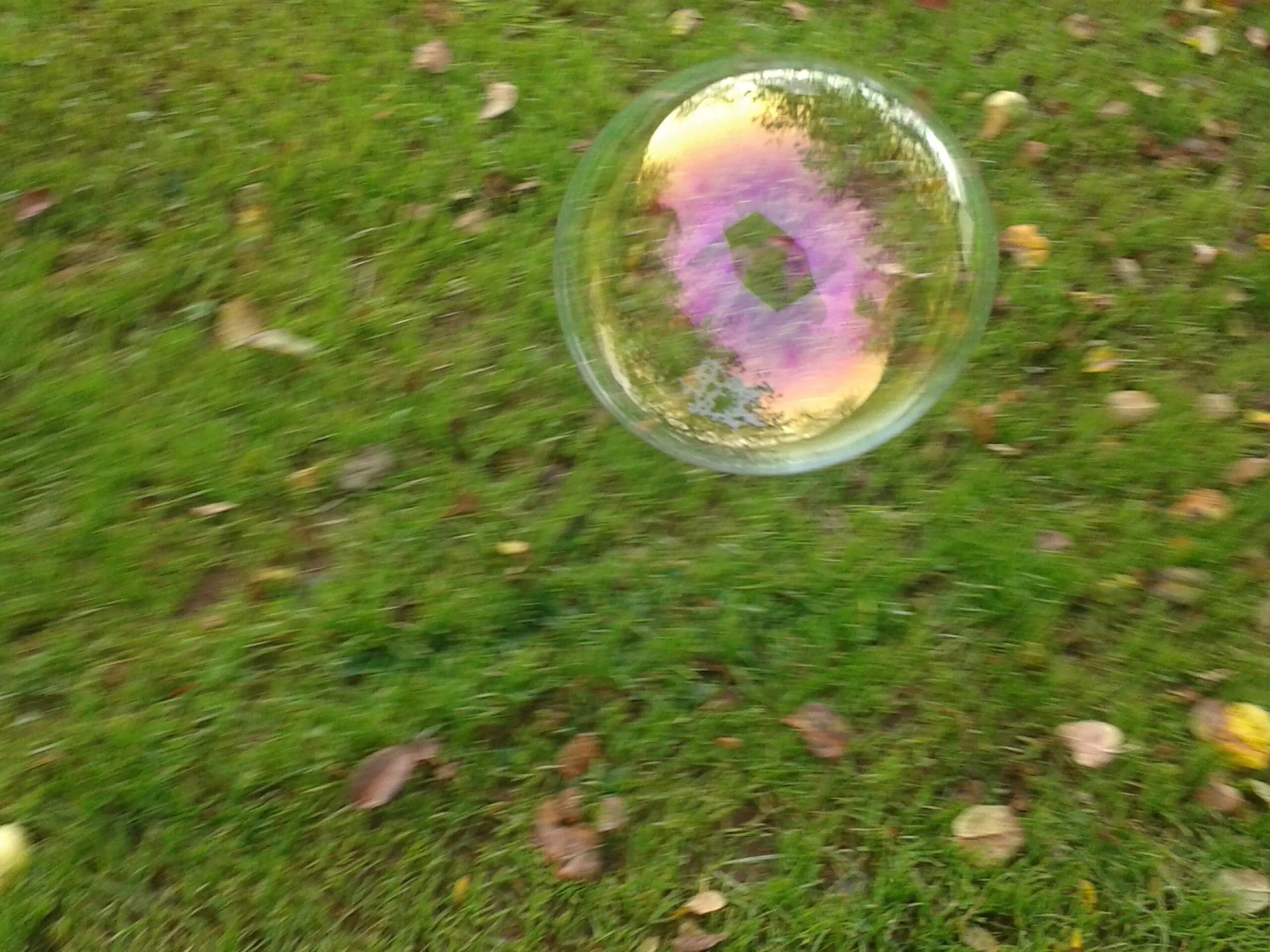 Мыльный пузырь лопнул. Мыльный пузырь лопается. Мыльные пузыри на природе. Лопать мыльные пузыри.