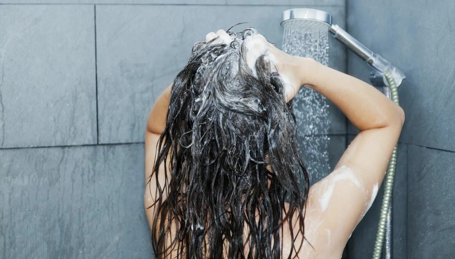 В волосах есть вода. Мытье волос. Фотосессия с мокрыми волосами. Девушка с мокрыми волосами. Мыть голову.