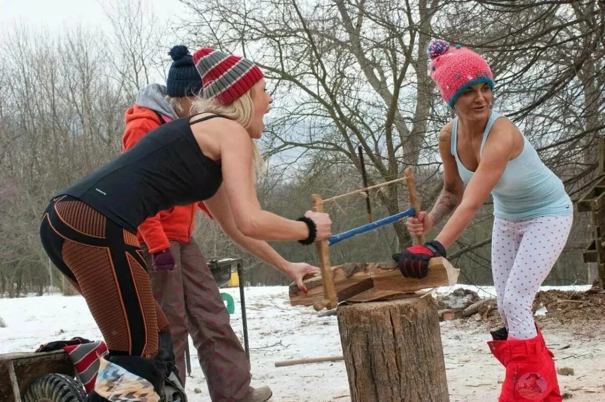 Дровосек рубит дрова. Девушка бревно. Девушка колет дрова. Колол девушке. Колол девушке.