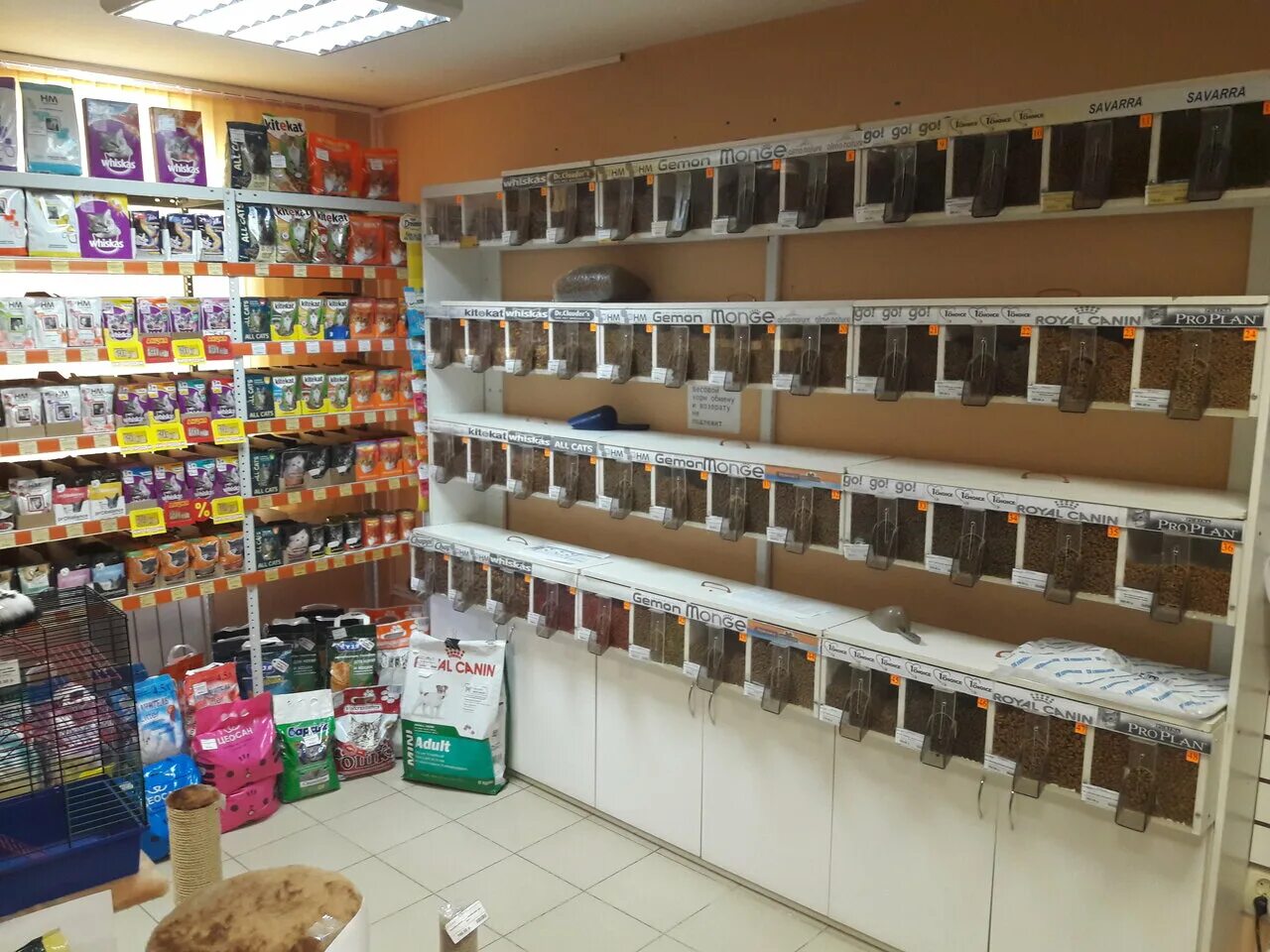 Корм для животных зоомаг. Выкладка кормов для животных. Выкладка корма для животных. Зоомаг ру интернет магазин москва. Корм для животных зоомаг.