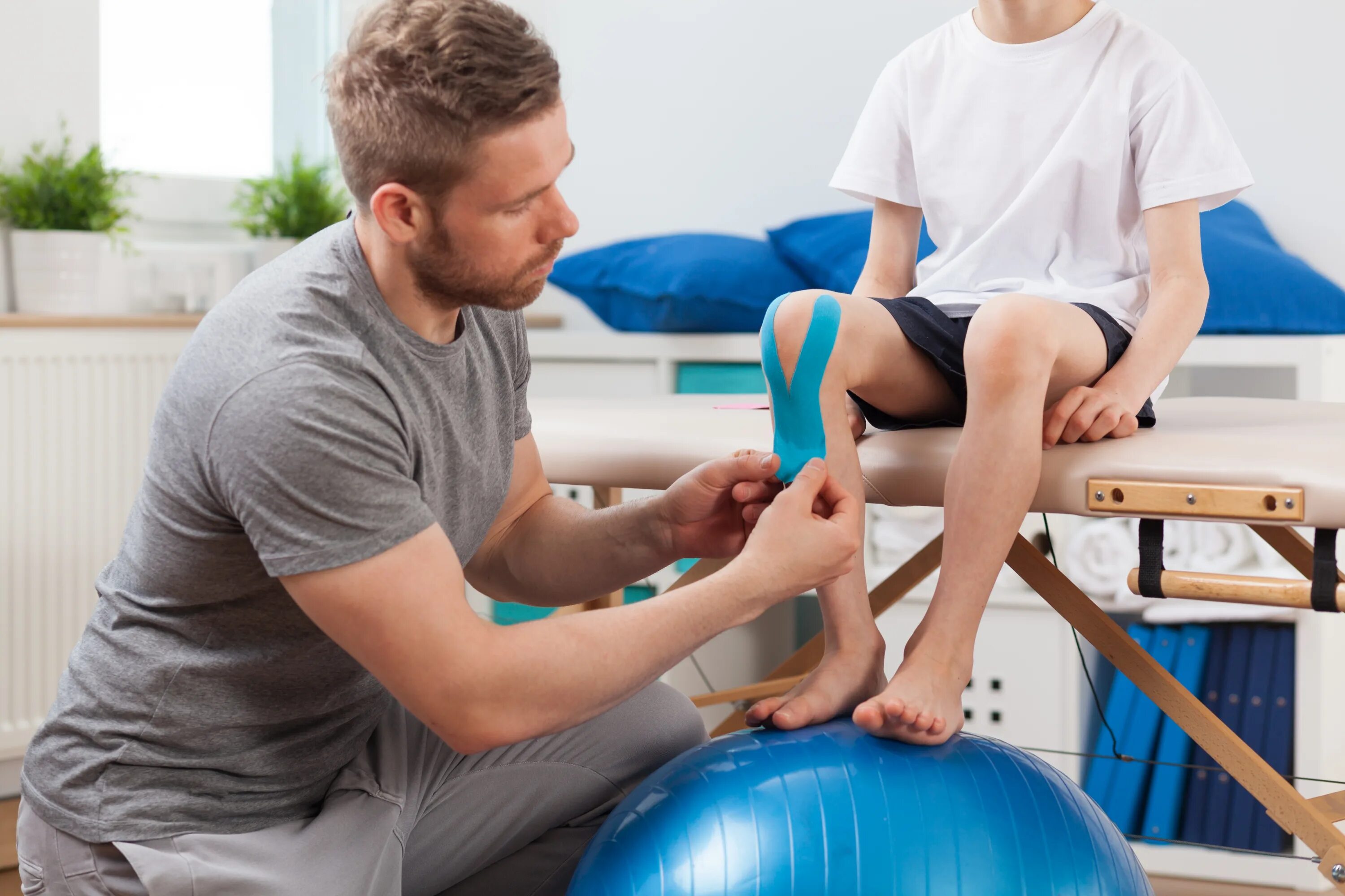 Физиотерапевт. ЛФК И физиотерапия. Реабилитация спортсменов. Физиотерапия детей лечебная физкультура детей.