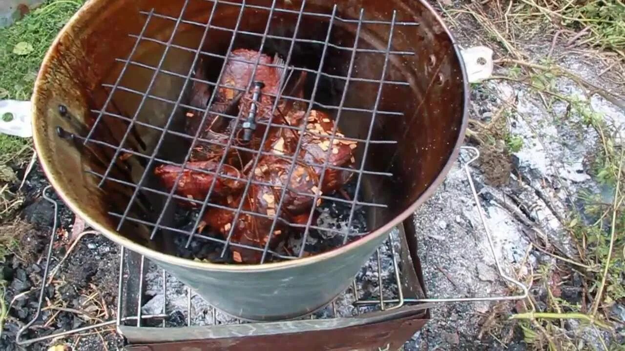 Как сделать коптильню для копчения мяса. Коптильня холодного копчения самодел. коптилка для рыбы холодного копчения. коптильня из бочки 60 литров горячего копчения.