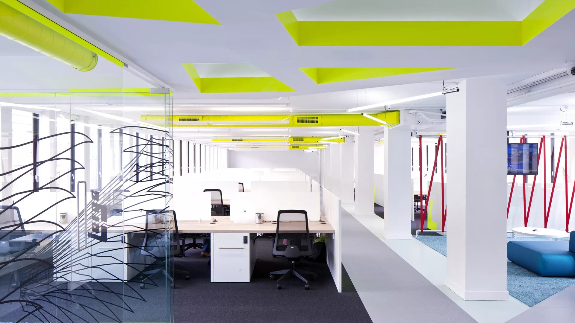 красивый интерьер офиса. проектирование помещений. офисное помещение с людьми. дизайн помещений работа. современный офис интерьер.