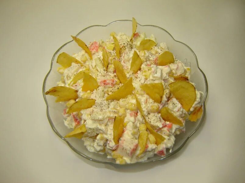 Крабовый салат с чипсами сыром. Салат с крабовыми чипсами. салат с чипсами и крабовыми палочками. украшение салата парус. салат с крабовыми палочками и чипсами слоями.