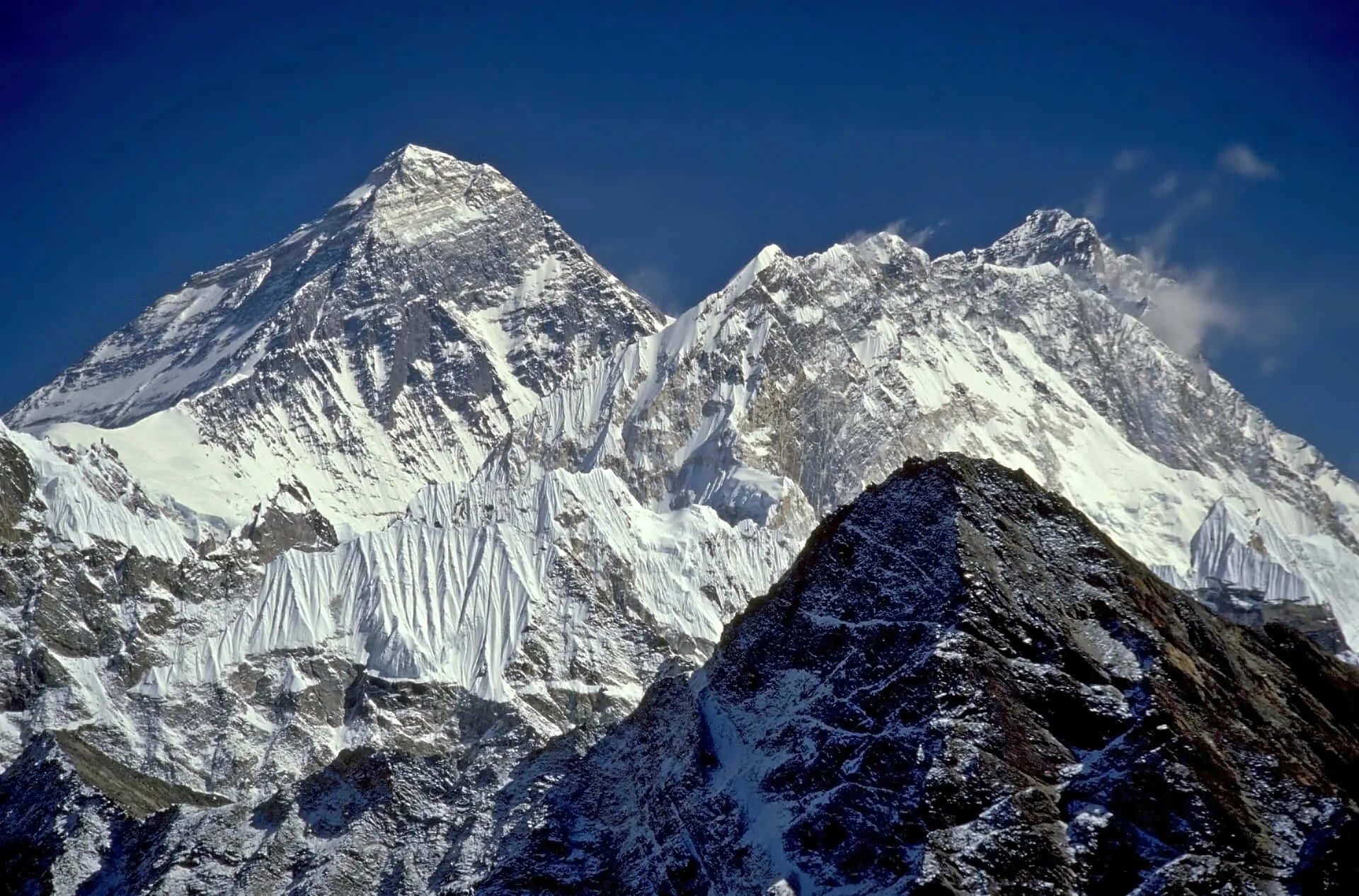 The biggest mountain in the world. Эверест Джомолунгма. Гималаи Эверест. Гора Джомолунгма Тибет. Уральские горы Эверест.