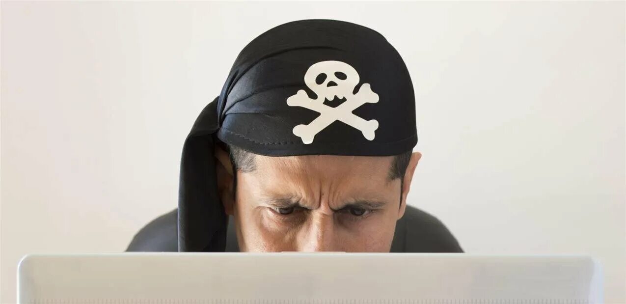 Мошенники роли. Пиратство в интернете. Современное пиратство. Пиратский интернет. Пират за компом.