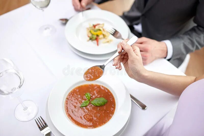 Как едят суп по этикету. Ресторанный этикет приборы. Этикет за столом суп. Как есть суп по этикету. Как правильно есть суп по этикету.
