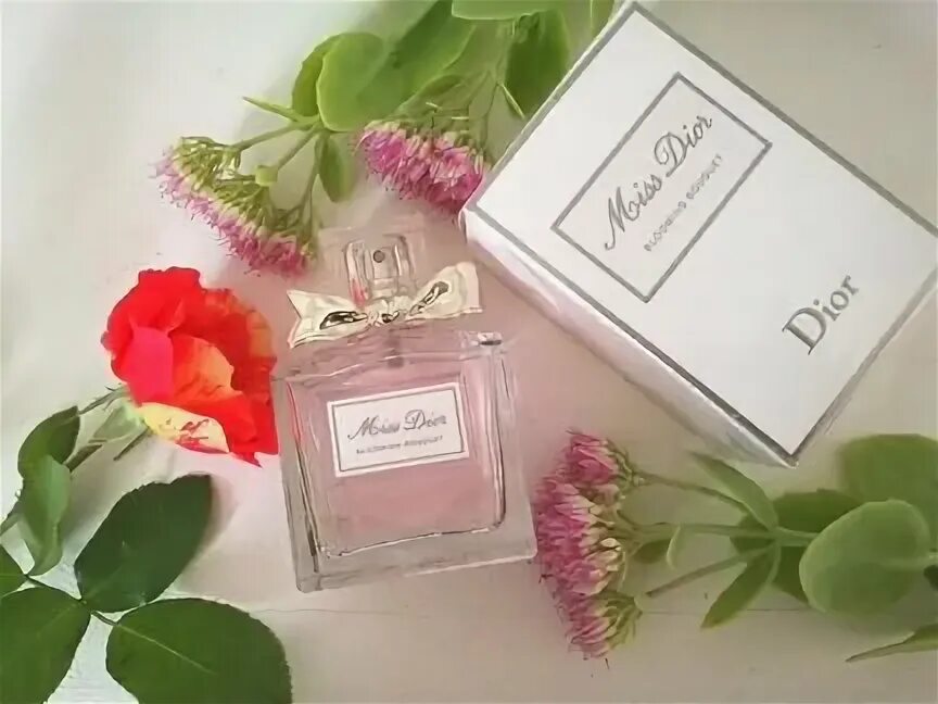 Купить диор букет. Парфюм мис диор цветочные. Miss Dior Blooming Bouquet (2023) Dior. Miss Dior Blooming Bouquet реклама. Мисс диор цветочный букет.
