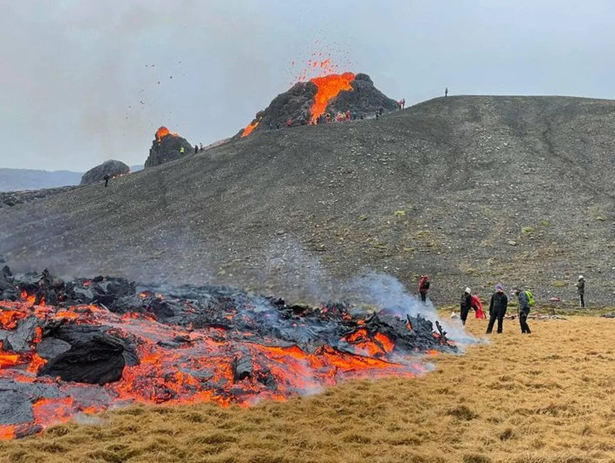 Вулкан Исландии Эйяфьятлайокудль 2010. Исландия вулкан Эйяфьятлайокудль извержение 2010. Извержение вулкана Фуэго. Извержение вулкана фаградальсфьядль в Исландии. Почему много вулканов