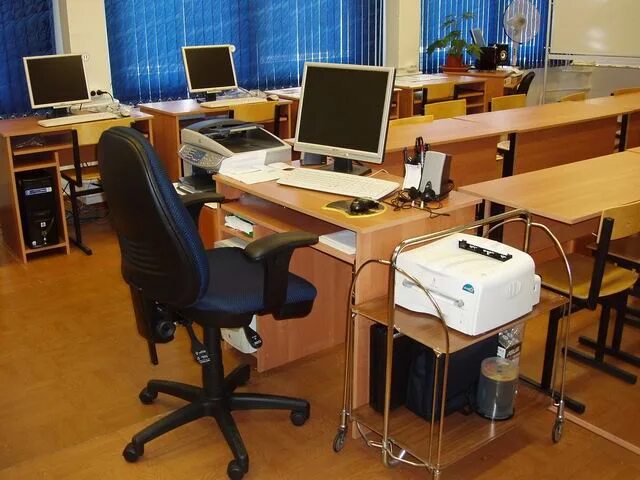 Компьютерные классы с детьми. Стол для компьютерного класса в школе. Компьютерное обеспечение школы. Компьютерное обеспечение школы. Техническое обеспечение в школе.