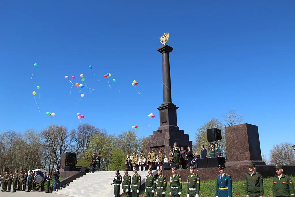 Города воинской славы питера. Монумент Ломоносов город воинской славы. Стела город воинской Ломоносов. Стела города воинской славы Ораниенбаума-Ломоносов.