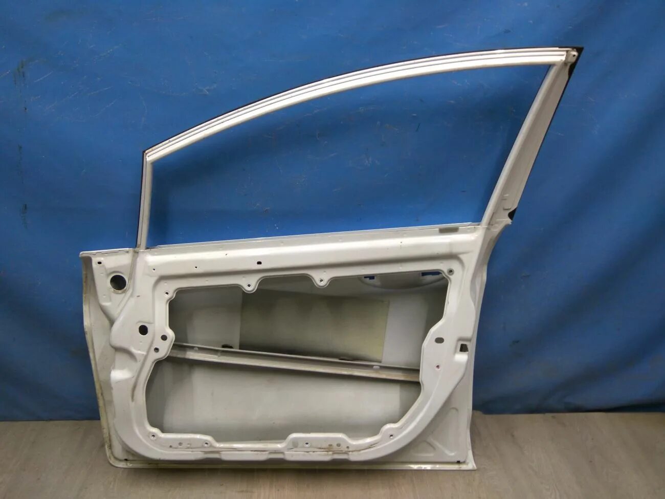Левую переднюю дверь фьюжн. 1691841 ford fiesta дверь. передняя дверь ford fiesta. дверь передняя левая ford fiesta mk6. форд фиеста мк 6 кузов.