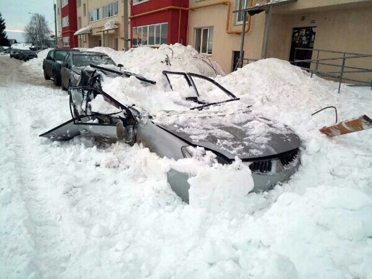 Снег падает с крыши на машину. Глыба льда автомобиль. Падение снега на автомобиль. Сход снега с крыши на автомобиль. Снег упал.