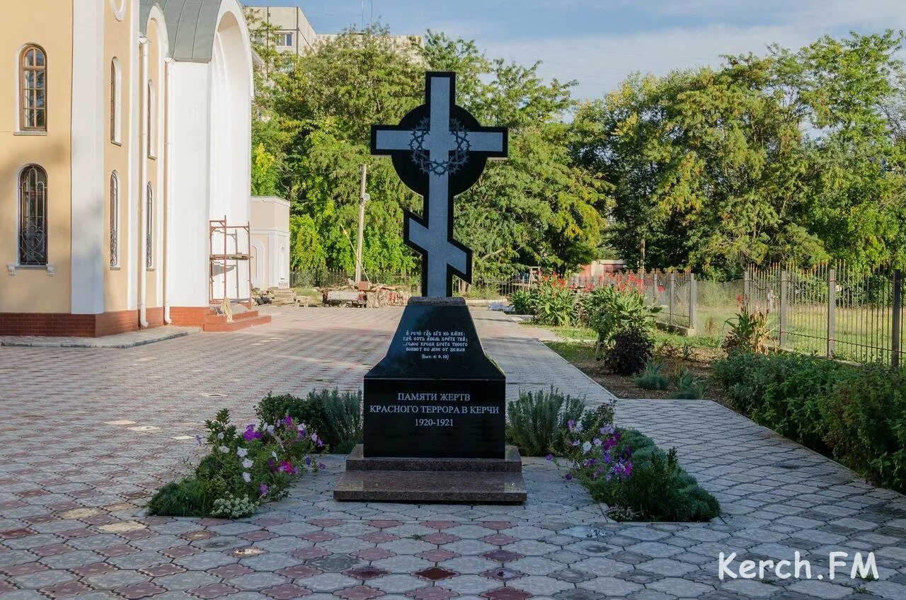 Памятник жертвам террора. Памятник жертвам красного террора в Крыму. Памятник жертвам белого террора в Керчи. Симферополь памятник красный террор. Памятник жертвам большевистского террора Феодосия.