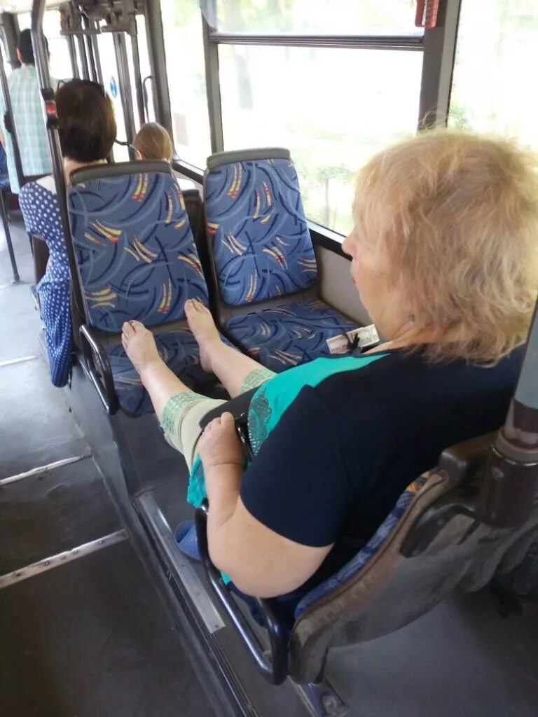 Убрать стоп в автобусе. Сиденья в автобусе. Сиденья в маршрутке. Кресло в маршрутке. Сиденья для транспорта.